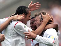 Jogadores ingleses comemoram 1 a 0, placar que se manteve até o final