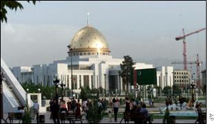 V centru hlavního města Turkmenistánu vyrůstá honosný prezidentský palác