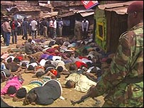 مردم در زاغه نشین محل عملیات به دستور پلیس دراز کشیده اند