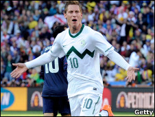 بيرسا يحتفل بهدفه