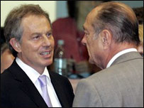 O premiê britânico, Tony Blair, e o presidente francês, Jacques Chirac, conversam na cúpula em Bruxelas