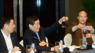 朱張金在人大會議現場演示「健康黑皮花生」的毒化程度