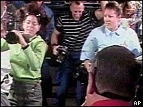 خدمه شاتل وارد ایستگاه فضایی می شوند