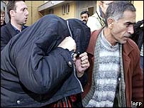 بم حملوں کے ملزم کو عدالت لے جایا جا رہا ہے