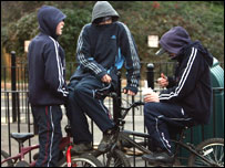 英国街头的蒙头少年