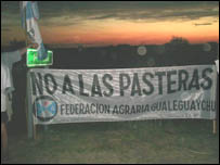 Protesto na fronteira entre os dois países