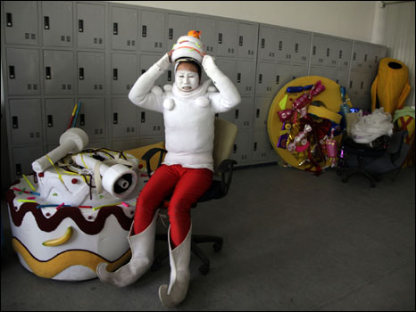 وأخرى تنزع قبعتها الشوكولاتية بعد انتهاء يوم عملها 