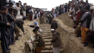 ہزارہ افراد کی تدفین کی فوٹو