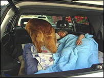 Barbara Harvey dorme com seus cães dentro de seu carro