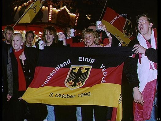 Jóvenes alemanes celebran la re-unificación de su país
