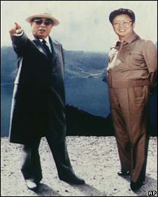 "Lãnh tụ vĩ đại" Kim Sung-il cùng con trai, "lãnh tụ kính mến" Kim Jong-il trên đỉnh núi Paekdu của Bắc Hàn