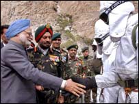  منموھن سنگھ سیاچن کا دورہ کرنے والے پہلے بھارتی وزیر اعظم ہیں۔