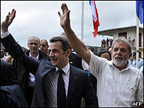 Sarkozy e Lula em Saint George de l'Oyapoque, cidade da Guiana Francesa do outro lado do Rio Oiapoque, na divisa com o Brasil