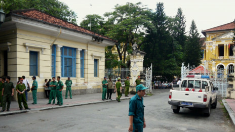 An ninh được thắt chặt trước tòa án trong phiên xử blogger