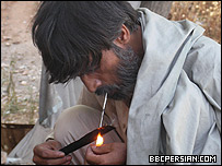 یک معتاد به هروئین در پیشاور پاکستان