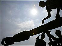 Soldados israelenses com unidade móvel de artilharia