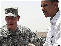 Barack Obama e o general David Petraeus no Iraque