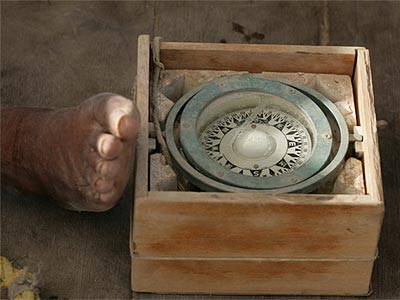 یک قطب نمای قدیمی بر روی قایق