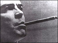 Segundo biografia de cubano, Che assistia às execuções fumando charuto