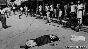 香港九龍某徙置區內一名暴動死者被蓋上青天白日滿地紅旗（10/1956）