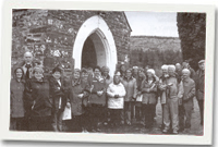 Ym mynwent yr Eglwys