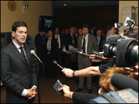 Sekretari i Jashtem britanik, David Miliband në konferencë shtypi (afp)