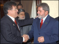 Luiz Inácio Lula da Silva com o presidente paraguaio, Nicanor Duarte, em Monterrey (foto: Wilson Dias/ABr)