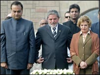 Lula e sua esposa, Marisa, no túmulo de Gandhi