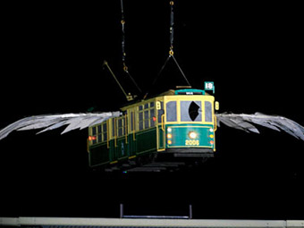 Cafwyd tram enwog o Melbourne yn 'hedfan' i'r maes ar gychwyn y seremoni agoriadol