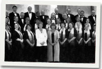 Rhan o gôr Ardwyn gyda'u harweinydd Helena Braithwaite, a Janice Ball. 