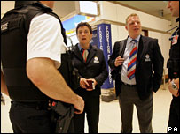 伦敦警察在希思罗机场