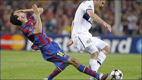 Sergi Busquets is challenged by Thiago Motta
