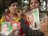 ساجدہ میر اور پی پی پی کی دیگر کارکن (فائل فوٹو)