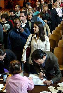 ووٹروں کو کئی کئی گھنٹے قطار میں کھڑا رہنا پڑا