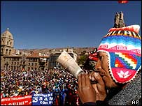 Odborový předák Adel Mamani a desetitisíce demonstrantů ve městě La Paz