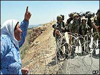 İsrail askerlerine bağıran Filistinli bir kadın