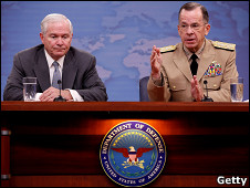 جيتس وبجواره الأدميرال مايكل مولن