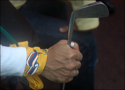 Một người biểu tình cầm gậy đánh golf