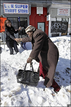 Una mujer camina entre la nieve en Washington