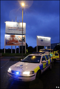 Xe cảnh sát chặn đường trước cửa sân bay John Lennon ở Liverpool