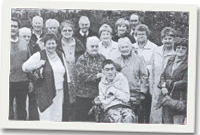 Rhai o aelodau Cymdeithas Lenyddol Henllan yng ngardd Cae'r Gors