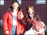 手捧化石的晓晨和中国科考队员