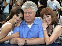 Pedro Almodóvar durante a promoção de 'Volver'