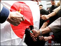 Çin'de Japon bayrağı yakan göstericiler