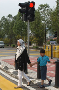 رد شدن اطفال سرک 