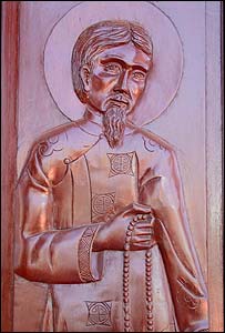 Hình chụp một tấm cửa nhà thờ ở Việt Nam