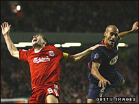 Gerrard giành được quả phạt đền sau cú phạm lỗi của Pernia