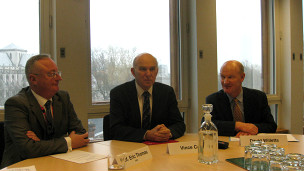 (右起)英国大学部长威利茨、商务大臣凯布尔、英国大学组织主席托马斯在记者会上(摄影:子川)