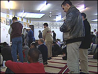 Muçulmanos oram na Suíça