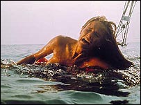 Atriz Susan Backlinie em cena de 'Tubarão'